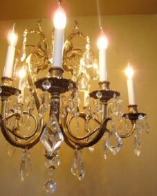 Glamorous 1970s crystal chandelier by Lightolier.