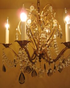 Mid-century 1960s crystal chandelier by Lightolier. Stunning.
